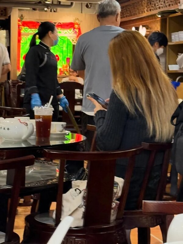 2  去蓮香樓飲茶，這位女食客竟然在歎凍美式咖啡，神態休閒，令人以為自己在咖啡店。.jpg