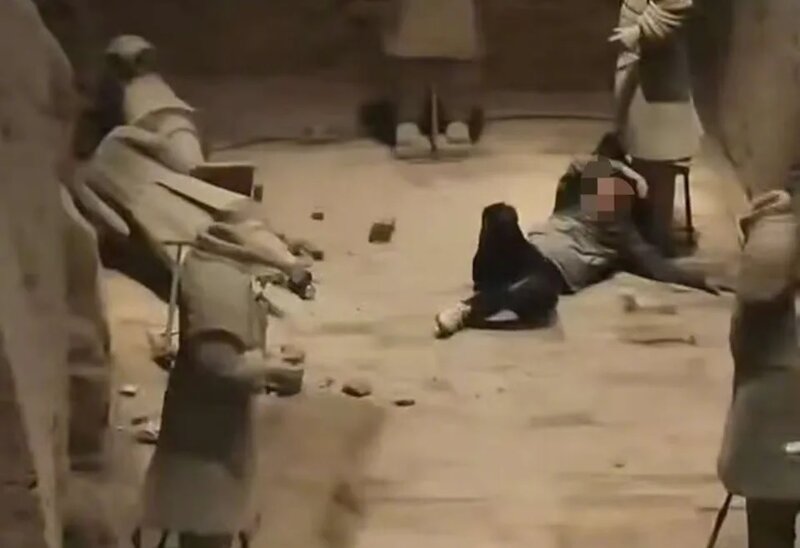 男子推倒兵馬俑後，自己躺臥地上。.jpg