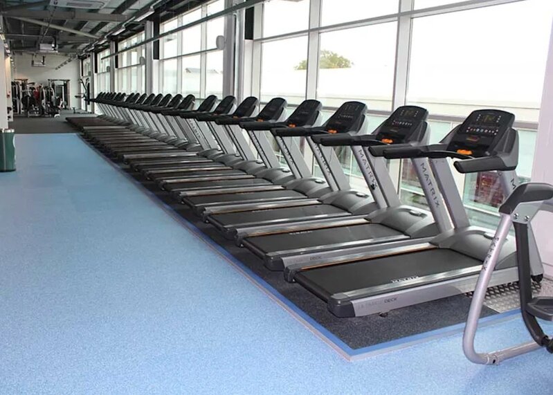 1 女子穿高跟鞋跑步機跑步致十級傷殘 法官裁決健身房需承擔20%責任.jpg