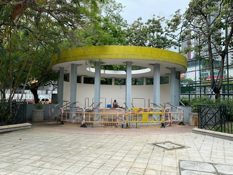 1  這座位於通洲街公園近聚魚道入口處的涼亭，頂部開篷，康文署稱其設計是加強通風效果。.jpg