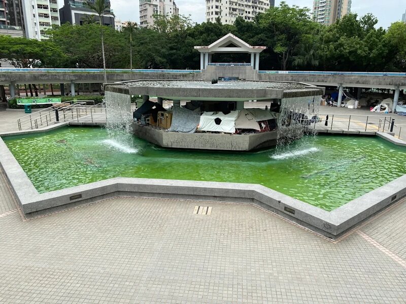 5  通州街公園是無家者聚居地，園內八角亭一邊放滿雜物。.jpg