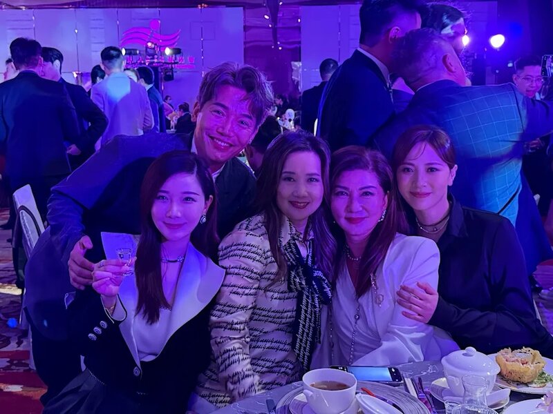 3  另一張合照見到朱晨麗捉着樂易玲的手臂並挨近。（IG@rebecca_zhu）.jpg