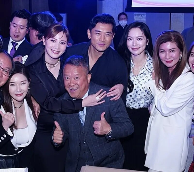 2 朱晨麗出席聚會時影大合照，她熱情地攬實TVB總經理曾志偉。（IG@rebecca_zhu）.jpg