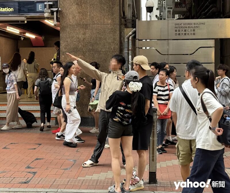 2   3名遊客於東角道銅鑼灣站外拍照時，其中一男子做出希特拉納粹敬禮手勢，由警員護.jpg