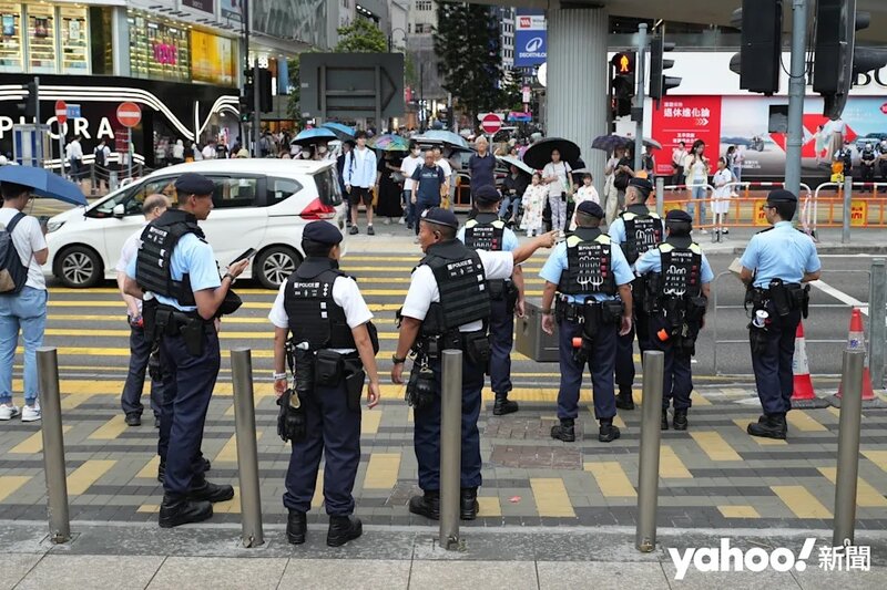 1  六四36周年｜過百警鎮守銅鑼灣 布防遠至時代廣場 遊客做納粹手勢被警送走.jpg