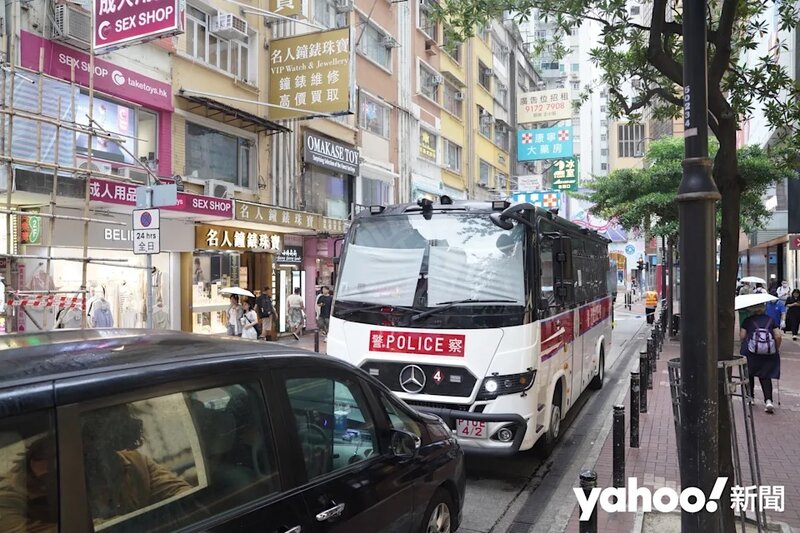 5  東角道、波斯富街、利園山道等均有警察戰術巴士停泊在路邊。.jpg