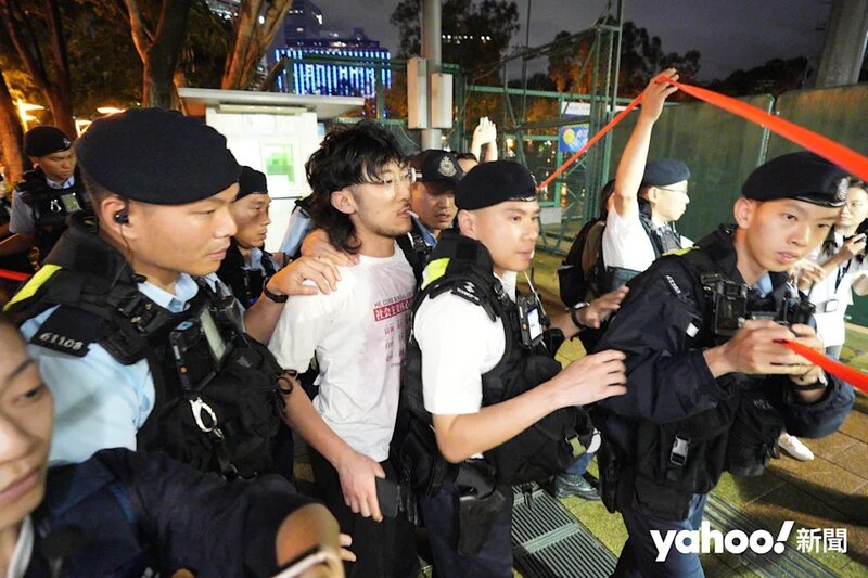 1  男子被警員帶走到網球場內.jpg