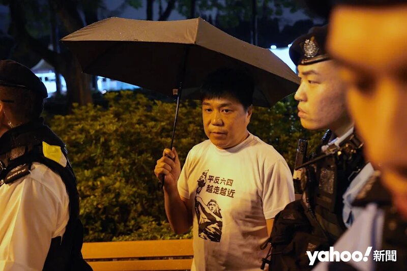 2  男子被帶到門外押上警車離開。.jpg