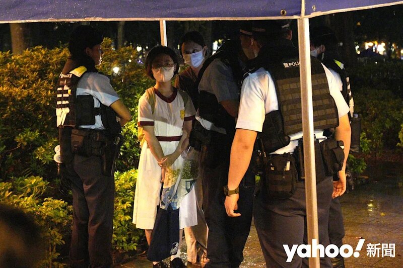 3 晚上有身穿校服的學生及同行者手持鮮花經過維園時，被警員截停搜查。.jpg