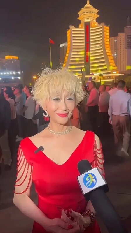 3 Manna姐身穿鮮紅色低胸連身裙，頸上戴着鑽石頸鏈，貴氣十足。（facebook@Manna Chan.jpg