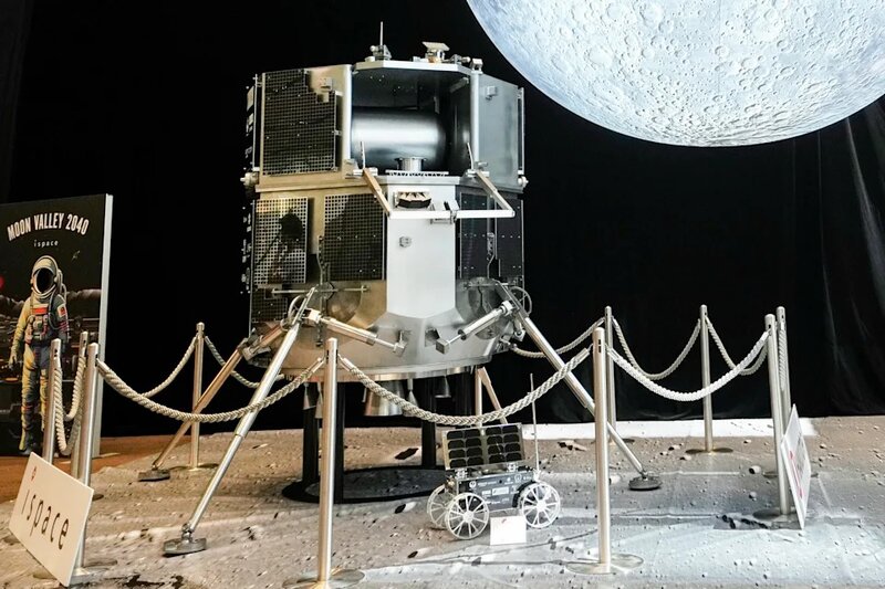 1 月球登陸器「Resilience」（中）及月球探測車「Tenacious」（下方）模型.jpg