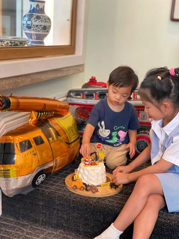 4 李美慧與丈夫育有一對子女，囝囝2歲生日開派對，見到屋內除了有氣球，還有古董瓷器.jpg