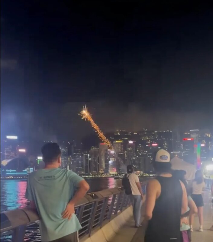 1  尖沙咀有人公然對維港放煙花，片段所見至少放了兩次。（Threads 片段截圖）.jpg