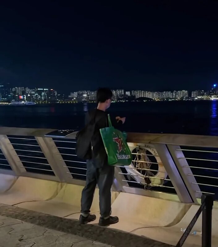 3 一名操普通話的長辮男子在尖沙咀星光大道，向維港放煙花，引起途人譁然。（Threads .jpg