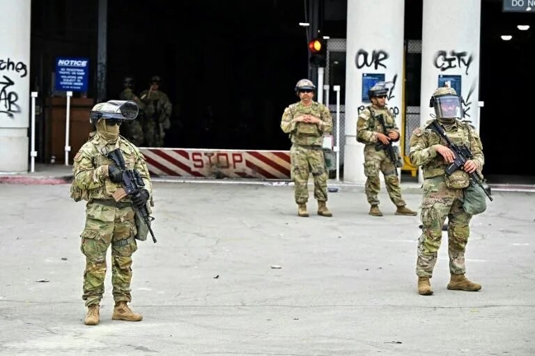 經川普下令 國民兵抵達加州洛杉磯巿區.jpg
