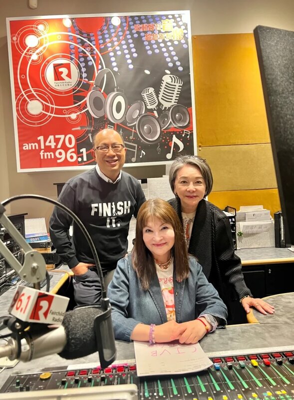 4  查小欣為狄寶娜摩亞嘅節目做嘉賓.jpg