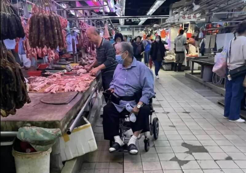 3  洪金寶今年4月初也被粉絲拍到坐輪椅、戴口罩逛菜市場。（圖／翻攝自小紅書）.jpg