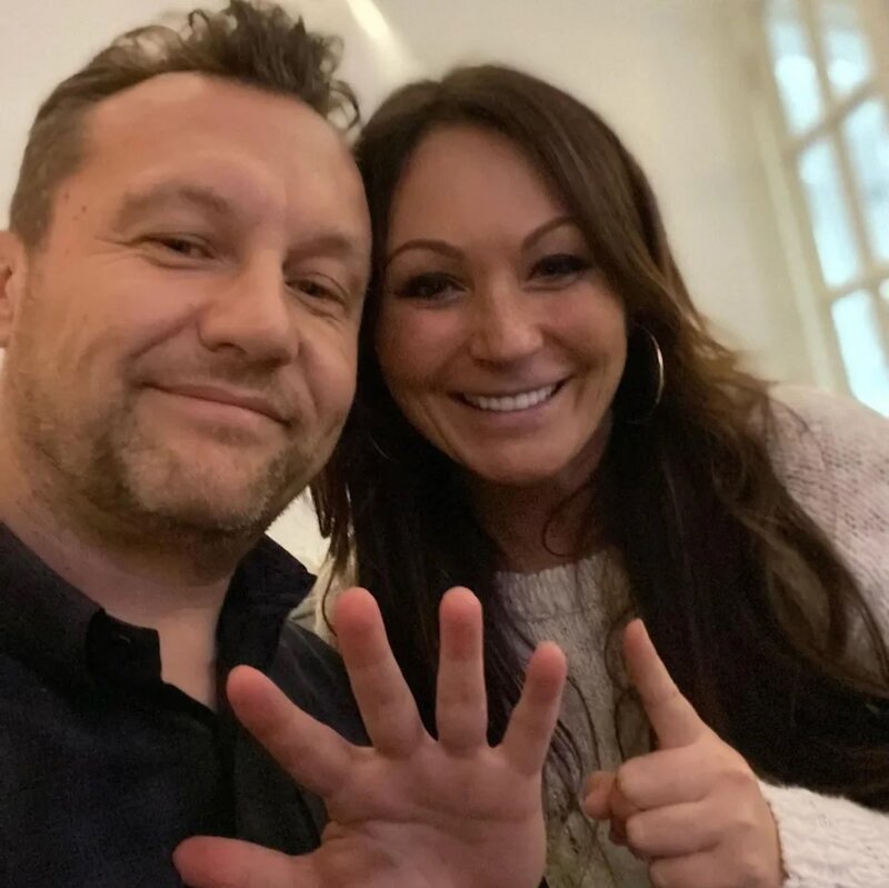 2 何家華於2023年與任職電單車錦標賽總監的男友Stuart再婚，兩人不時在社交網站放閃，.jpg