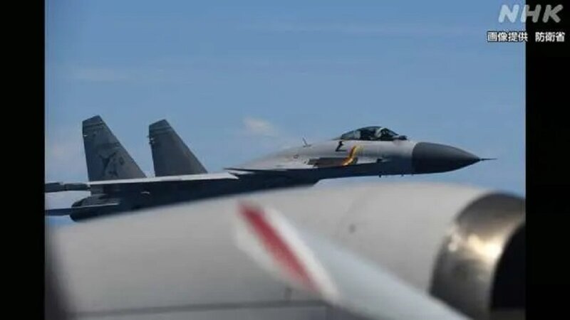 1 日本防衛省發布由日方巡邏機一方拍攝的照片，顯示日方巡邏機和中方戰機同一水平，非.jpg
