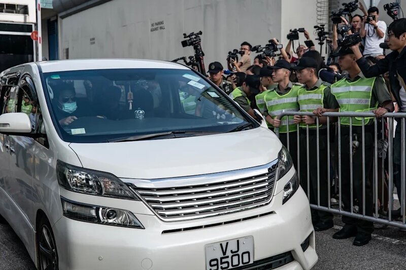 3 陳同佳出獄當日，懲教署出動大批人員在監獄外維持秩序，並架起鐵馬讓他順利上車離開.jpg
