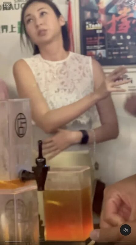 3 見佢吸完一啖就傳遞煙仔。.jpg