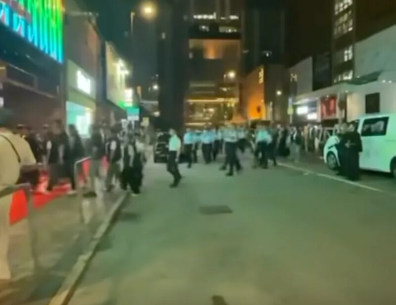 1 從網上影片所見，數十名警員包括軍裝、便衣、反黑組人員等。.jpg