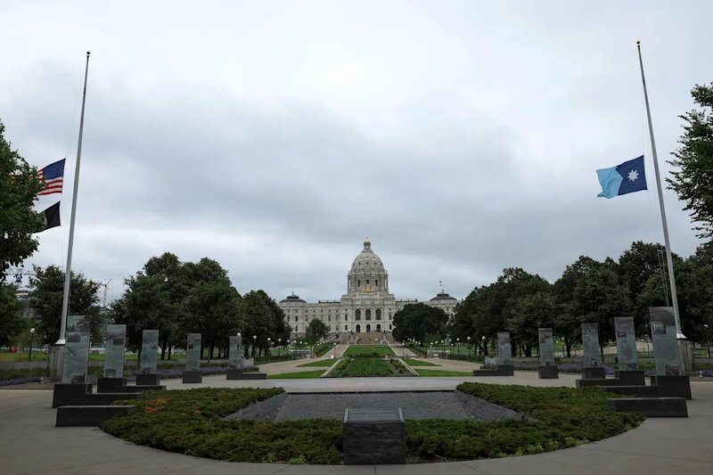 4 州議會大樓外降半旗致哀。.jpg