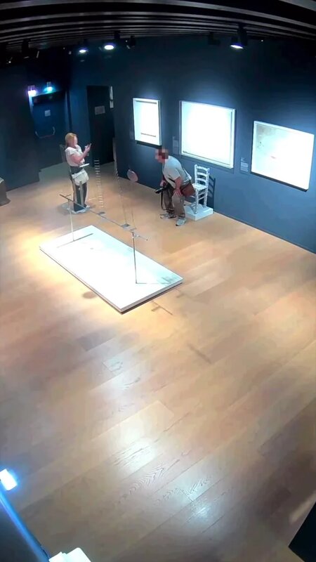 2 男子原打算假裝坐在椅上，由伴侶幫忙拍攝。.jpg