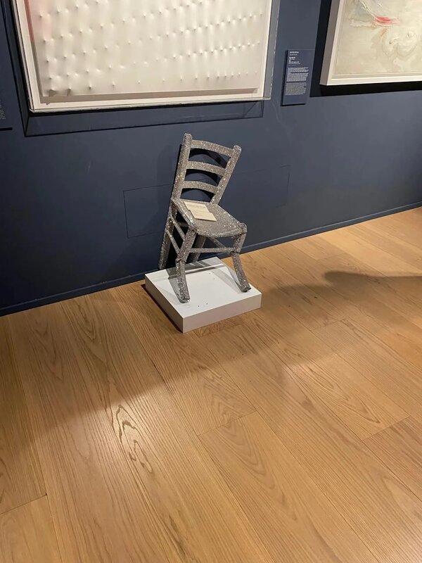 1 椅子兩邊椅腳及座位部分斷裂.jpg