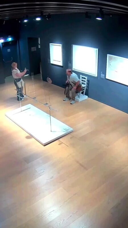 3 男子再屈膝，便開始失平衡。.jpg