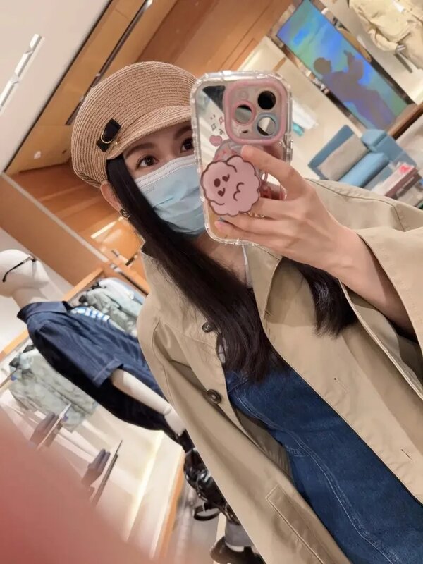 3 愷樂（如圖）自嘲太久沒自拍，拍照都拍到手指了。.jpg