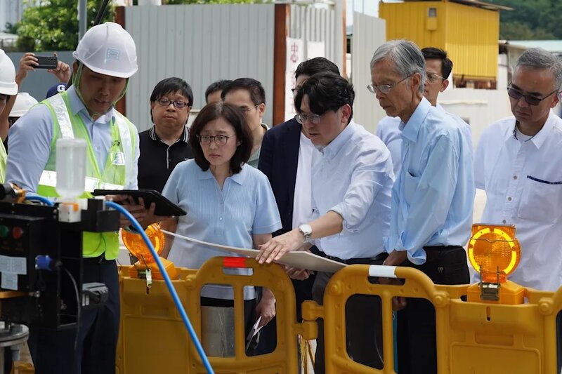 發展局局長甯漢豪（前排左二）及水務署署長黃恩諾（前排左三）6 月 7 日視察皇后山邨.jpg
