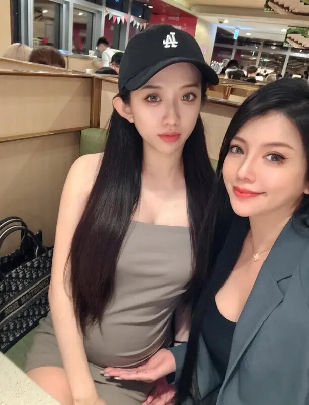 3  鄒佩君（右）和大女兒（左）的合照宛如姊妹。.jpg