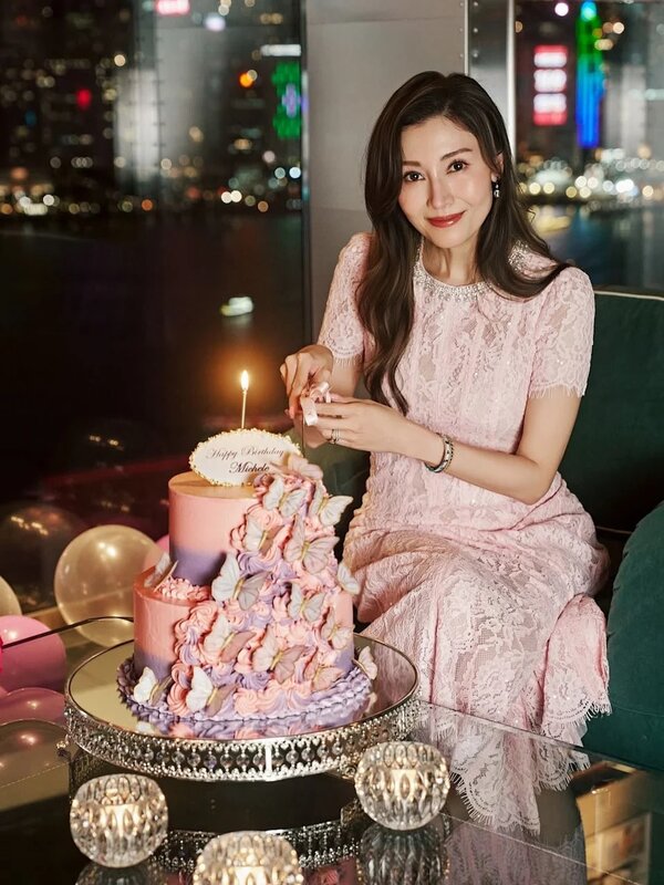 4  李嘉欣身穿粉紅色連身長裙作切蛋糕狀，網民被其凍齡美貌震撼。.jpg