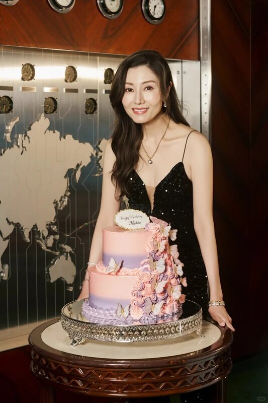 3 李嘉欣改穿胸口深V的全黑褲子晚裝時，性感造型顯示出另一種個性。.jpg