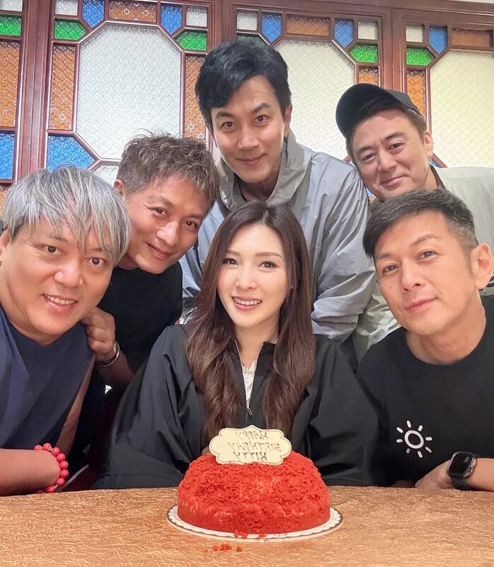 3 劉愷威（後排右二）染了一頭黑髮，獲讚在同學裡還是最顯年輕，前排右一為吳家樂。.jpg