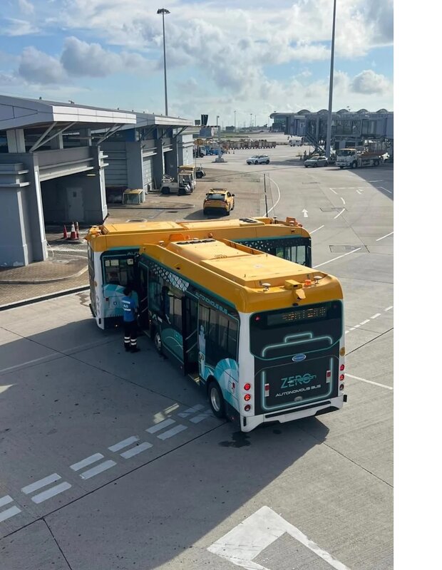 機場禁區兩無人駕駛巴士相撞 機管局：即時停用作進一步檢查.jpg