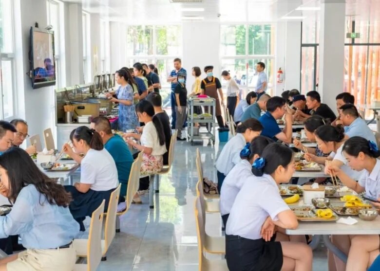 內地明確公職人員違規吃喝認定標準 不含親友聚餐.jpg