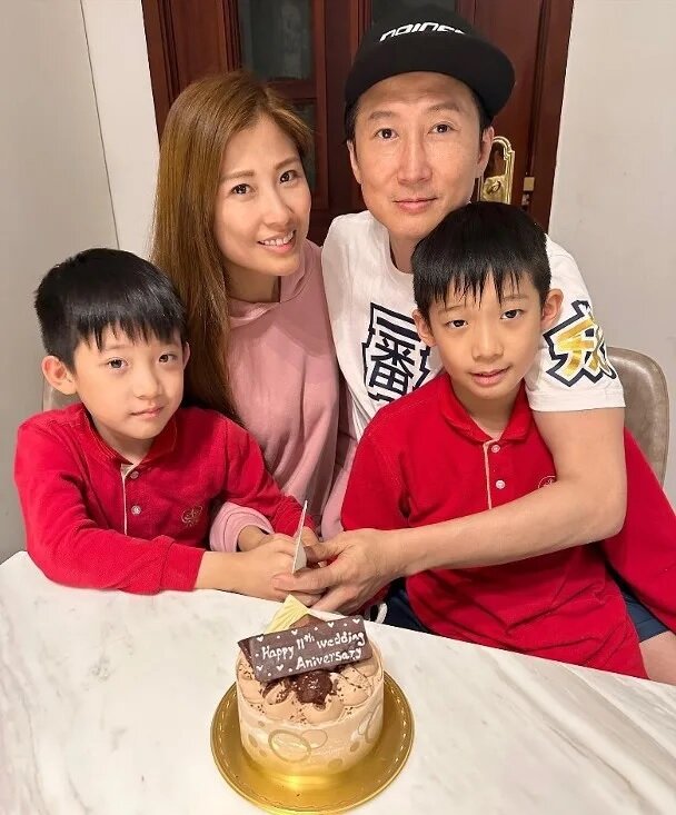 2 周家蔚一家四口，幸福美滿。.jpg