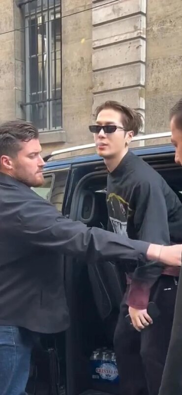 3 王嘉爾落車就「吐出仙氣」，口中居然冒煙.jpg