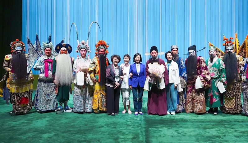 1 葉劉淑儀日前到中華文化節看京劇表演，與國家級演員合照。（葉劉淑儀 facebook）.jpg