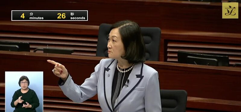 3 葉劉淑儀指出，在北京看粵劇表演時，場地只容納 200 人，而且演員不能用咪。（立法.jpg