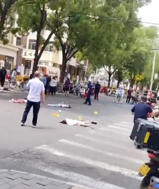 1 北京密雲區有汽車撞人導致多人受傷倒地。（短片截圖）.jpg