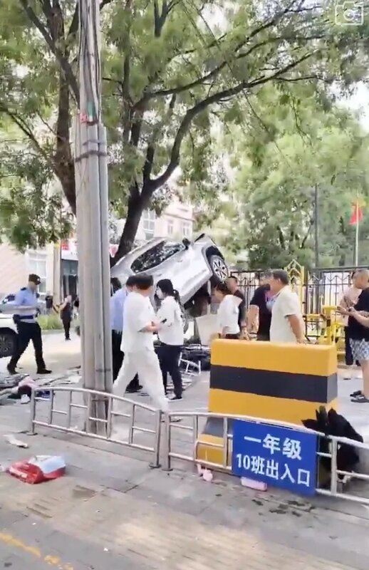 2 北京密雲區有汽車撞人導致多人受傷倒地。（短片截圖）.jpg