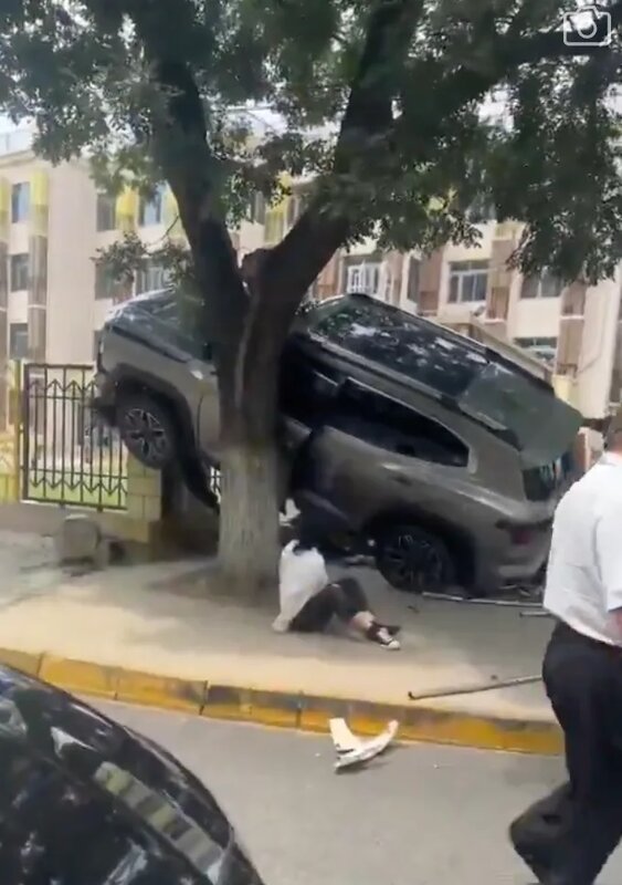 3 北京密雲區有汽車撞人導致多人受傷倒地。（短片截圖）.jpg