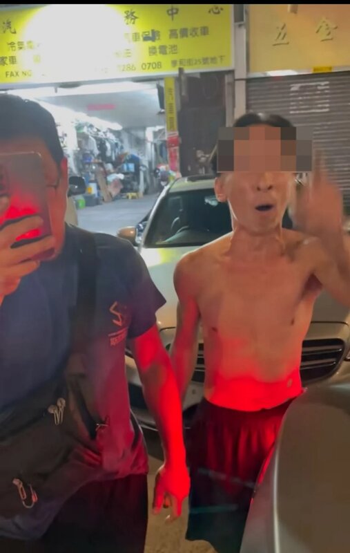 2 藍衫在互罵期間，亦有舉出手機拍攝。.jpg