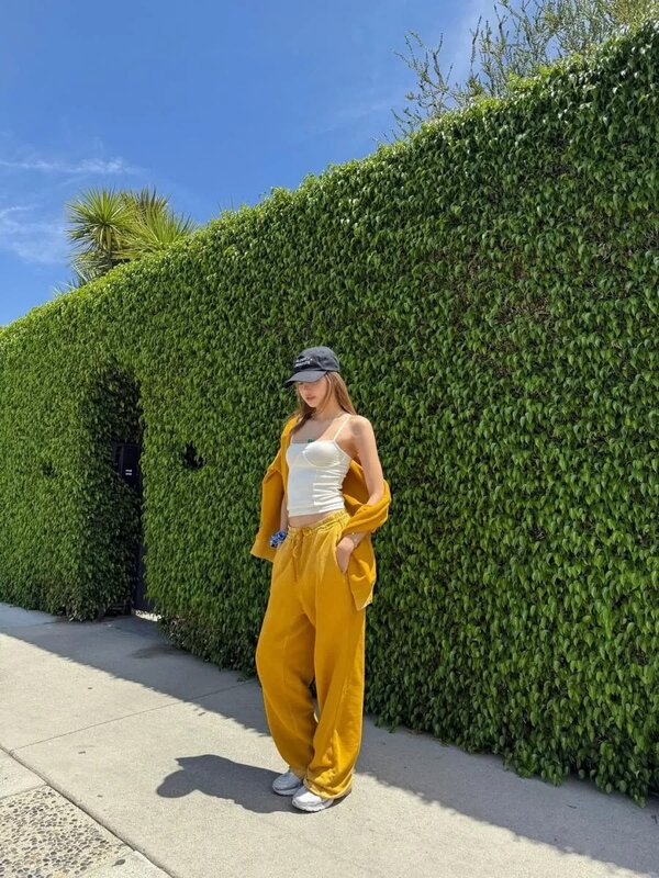 1 Lisa 在最新一則貼文中，她以黃色休閒套裝亮相.jpg