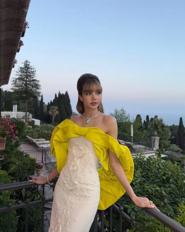 5 Lisa 除了在私著上大量穿上黃色的單品外，在一次活動中，她亦選擇裝飾有黃色荷葉邊.jpg