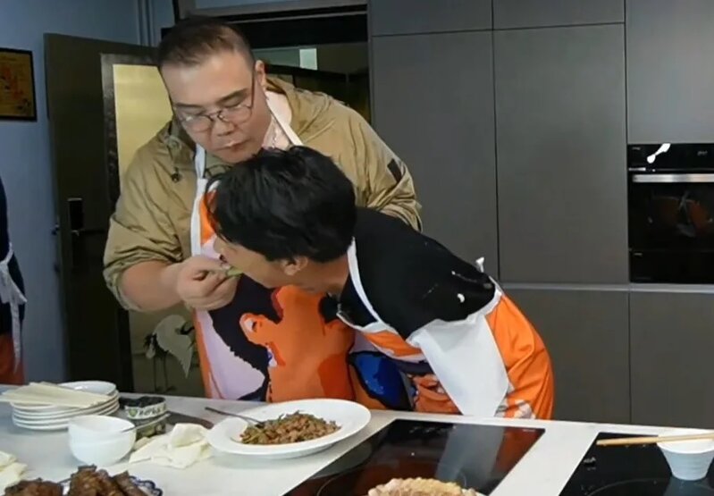 2 劉洋拿起肉碎包餵李金凱吃，見證二人感情深厚。（節目截圖）.jpg