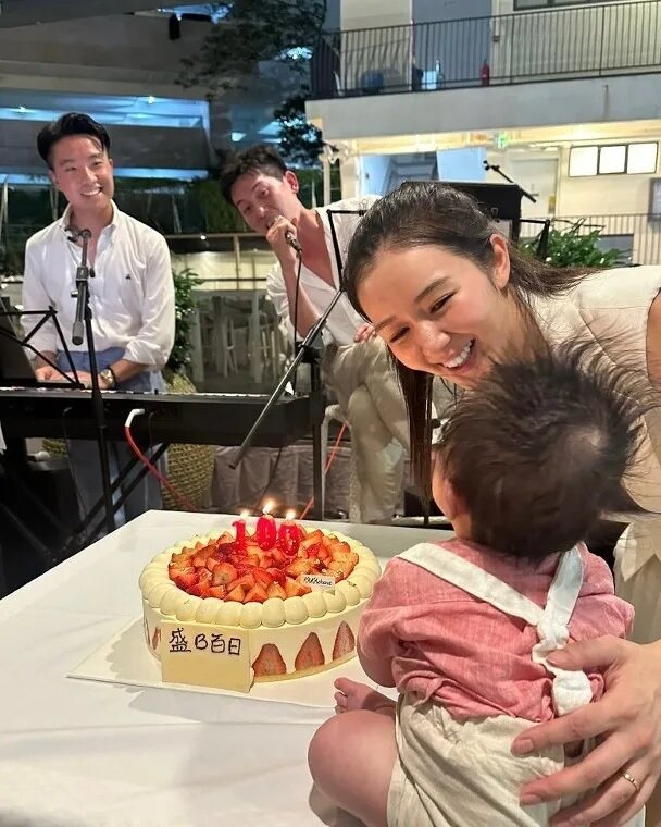 3 麥明詩為兒子舉行百日宴。.jpg